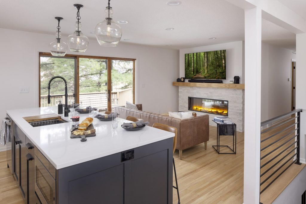 AMEK Bloomington Main 2022 92A0566 Web 1024x683