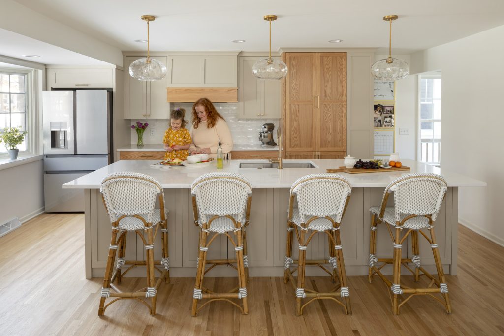 AMEK Minneapolis Main Add Feb 2022 Web Lifestyle G9A7883.people 1024x683 1